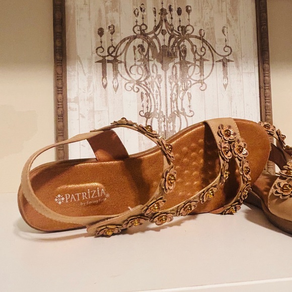 Elegant Floral Tan Sandals - Picture 4 of 5